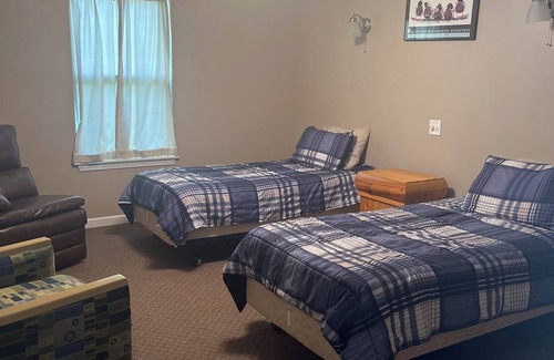 Michael Cabin | Charming 8-bedroom lodge with WiFi, AC in lovely Batchtown