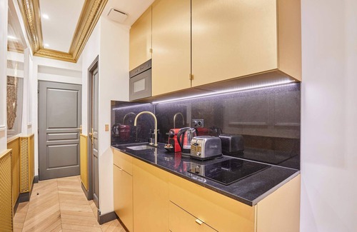8th Arrondissement Apartment | Charming AC-apartment Avenue Montaigne/Arc de Triomphe