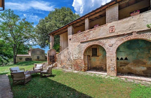Buonconvento Villa | Charming Ageless Villa in the Heart of Val d'Orcia