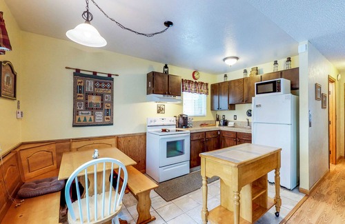 Tahoe Paradise House | Charming alpine cabin for all ages - close to hiking, skiing, and more