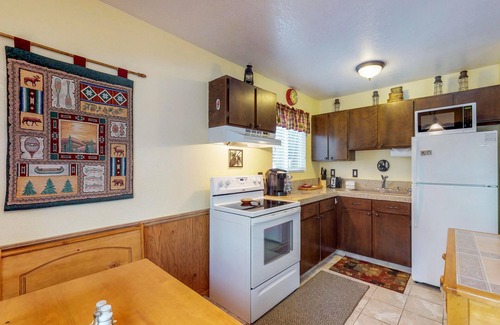 Tahoe Paradise House | Charming alpine cabin for all ages - close to hiking, skiing, and more