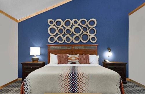 Mammoth Lakes Hotel | Charming Alpine Room Near Devils Postpile & Sherwin Lakes for Exploration