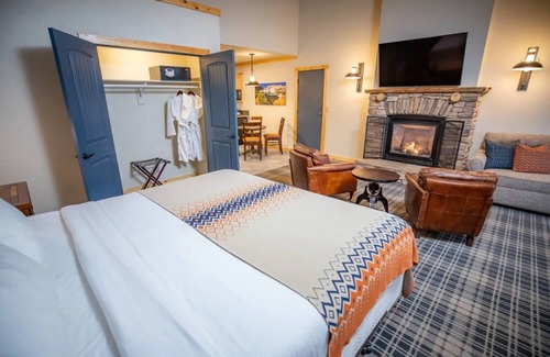 Mammoth Lakes Hotel | Charming Alpine Room Near Devils Postpile & Sherwin Lakes for Exploration