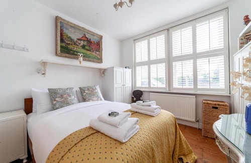 St. Mary's Park Apartment | Charming and Spacious 1 BR flat in Battersea