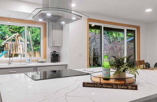 Inglewood-Finn Hill House | Charming and Spacious House with Relaxing Huge Deck