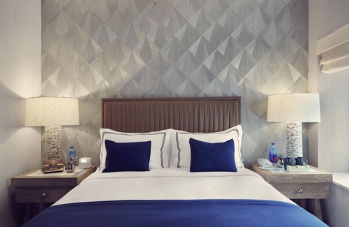 Financial District Hotel | Charming and Stylish Queen Bedded Room with Modern Comforts in Prime Location