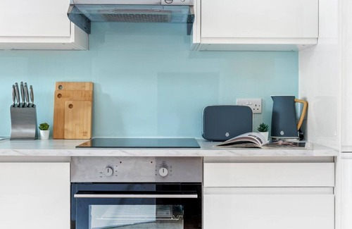 Newark Apartment | Charming Apartment | Free Parking and Wi-Fi
