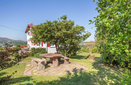 Urrugne Apartment | Charming apartment 15min from St Jean with garden