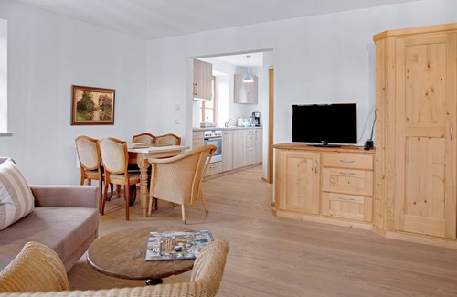 Bad Toelz Apartment | Charming Apartment “Ferienwohnung Eiche” with Mountain View, Wi-Fi