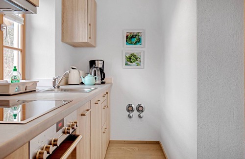 Bad Toelz Apartment | Charming Apartment “Ferienwohnung Eiche” with Mountain View, Wi-Fi