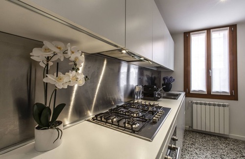 San Polo Apartment | Charming Apartment on the Grand Canal R&R