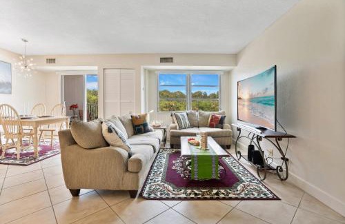 Pinellas Point Apartment | Charming Apartment with Balcony & Pool Views