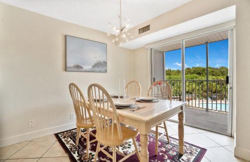 Pinellas Point Apartment | Charming Apartment with Balcony & Pool Views