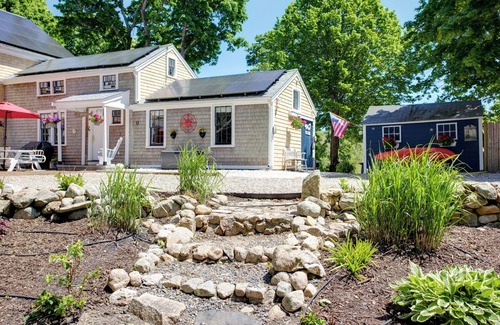 West Barnstable Apartment | Charming Apartment w/Spa Near Beach, Pets Welcome!