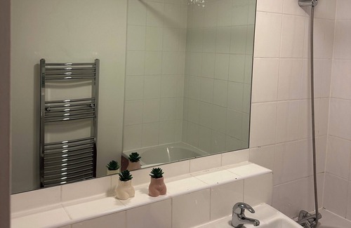 Bromley North Apartment | Charming apartment well located with easy access to London City Centre.