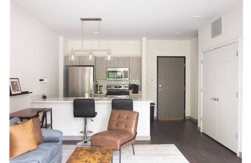 Shorewood Apartment | Charming Apartment with Gym and Balcony