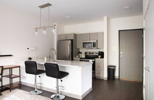 Shorewood Apartment | Charming Apartment with Gym and Balcony