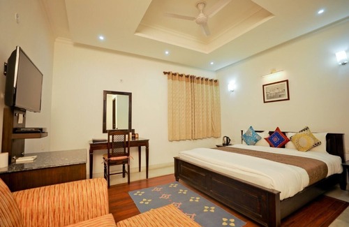 Basai Bed & Breakfast | Charming B&B with WiFi and AC in Wise Villa Agra 7