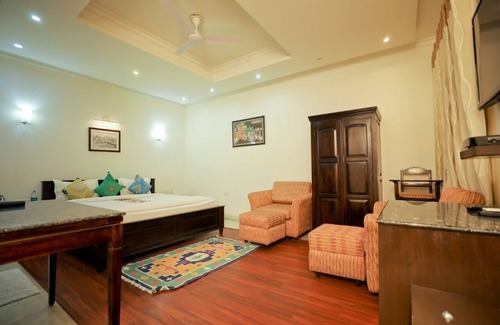 Basai Bed & Breakfast | Charming B&B with WiFi and AC in Wise Villa Agra 7