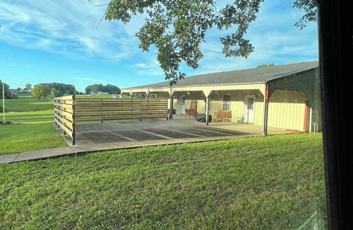 Portland House | ￼ Charming Barndominium in Country ￼- Pet-Friendly & Completely Renovated