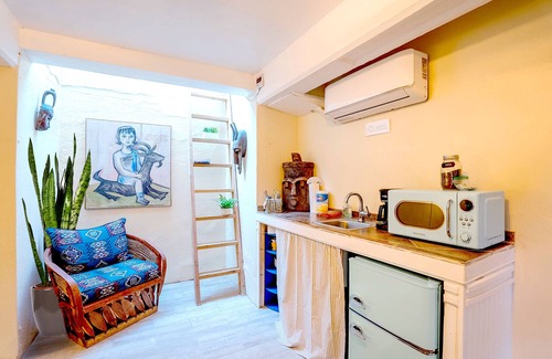 Sam Hughes House | Charming Basement Studio Guesthouse - 2 Blocks from UofA - Low Summer Rates! 🌵