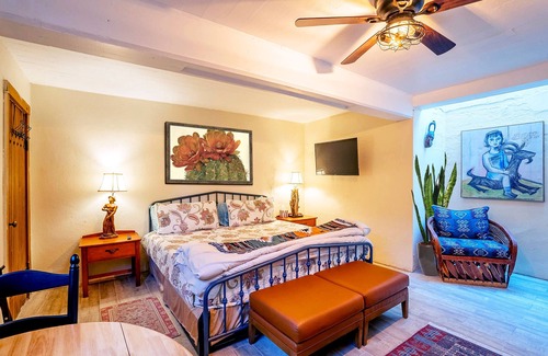 Sam Hughes House | Charming Basement Studio Guesthouse - 2 Blocks from UofA - Low Summer Rates! 🌵