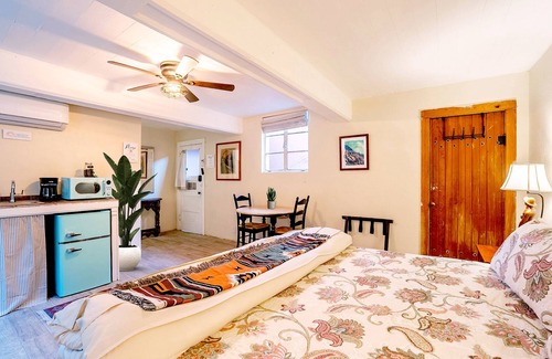 Sam Hughes House | Charming Basement Studio Guesthouse - 2 Blocks from UofA - Low Summer Rates! 🌵