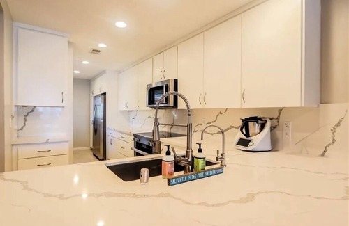 Belmont Park Apartment | Charming bay view 1-bedroom in superb BelmontShore with beach at your steps