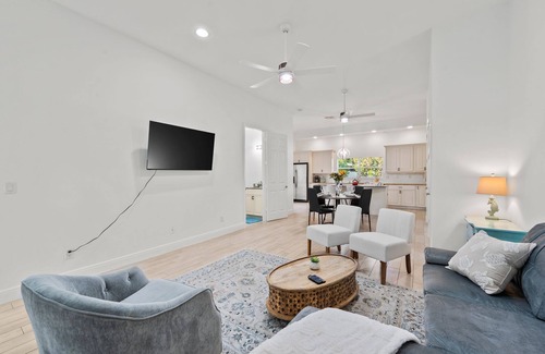 Naples Park House | Charming Beach Bungalow A