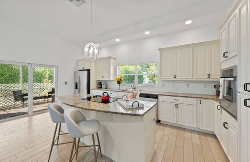 Naples Park House | Charming Beach Bungalow A