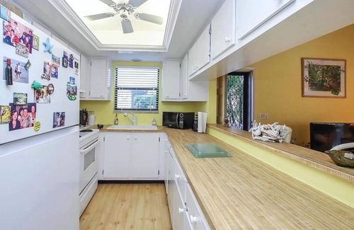 Sanibel Cottage | Charming Beach Cottage. Walk to Beach, on Bike Path, Screened Porch, Heated Pool
