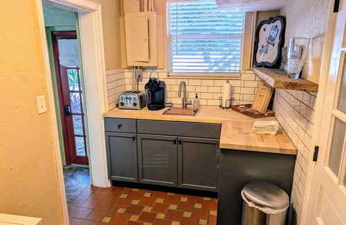 Sarasota House | Charming Beach Cottage on Lido Beach.walk to the beach and St Armand's Circle