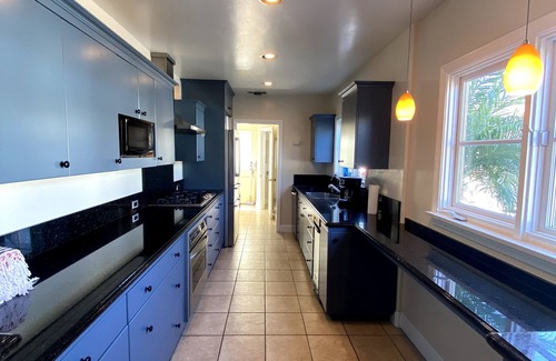 Belmont Shore House | Charming Beach Getaway-Next to Beach & 2nd Street-Quiet part of Belmont Shores