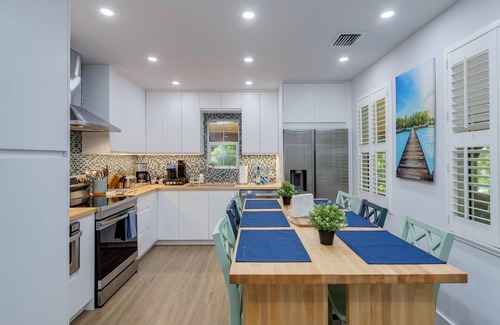 Melbourne Beach House | Charming Beachside 3BR Bungalow with hot tub