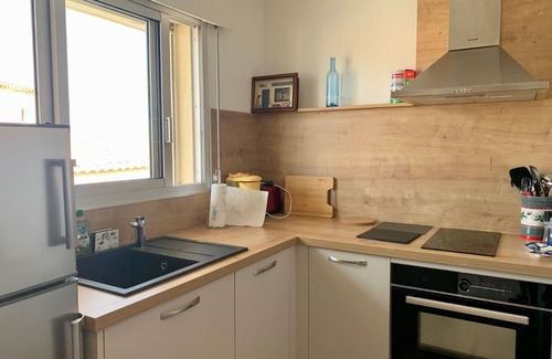Meze Apartment | Charming Beachside Apartment, A/C, Balcony, 2min to Beach, Near Mèze Port, Shops, Non-Smoking