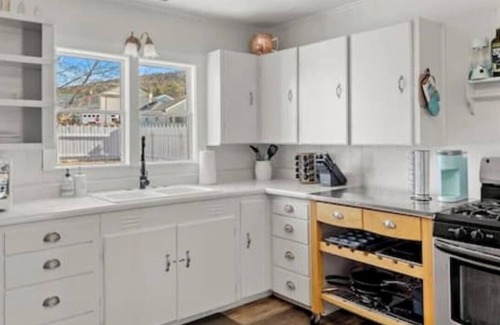 Williams House | Charming BLue victorian home located blocks away from historical Route 66