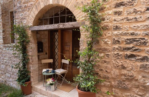 Spello Apartment | Charming brick and stone loft in a 17th-century chapel in the historic center