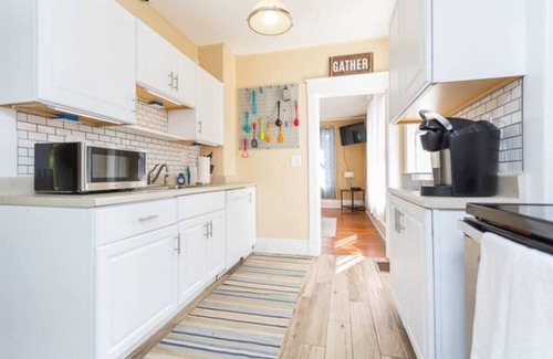 Harrisonburg House | Charming Brick Bungalow Steps from JMU Fenced backyard 30 day min