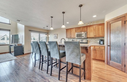 Spirit Lake House | Charming Bridges Bay Cabin! Waterpark & Pet Friendly