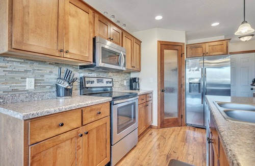 Spirit Lake House | Charming Bridges Bay Cabin! Waterpark & Pet Friendly