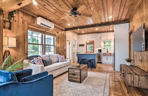 Bristol Cottage | Charming Bristol Cottage w/Private Beach!