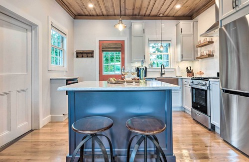 Bristol Cottage | Charming Bristol Cottage w/Private Beach!