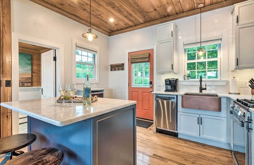 Bristol Cottage | Charming Bristol Cottage w/Private Beach!