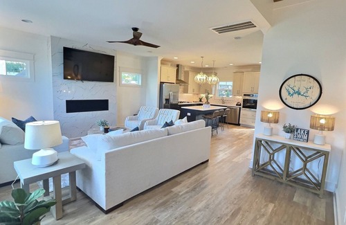 Winchester House | Charming Bungalow in beautiful Barefoot Bay - Fire pit, lakefront pool and more