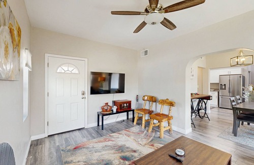 Sam Hughes House | Charming bungalow near U of A with central AC, WiFi, washer/dryer & kitchen
