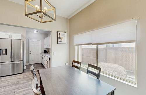 Sam Hughes House | Charming bungalow near U of A with central AC, WiFi, washer/dryer & kitchen