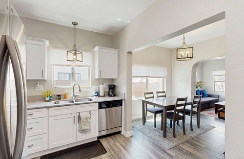 Sam Hughes House | Charming bungalow near U of A with central AC, WiFi, washer/dryer & kitchen