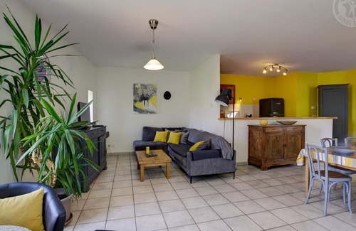 Saint-Just-la-Pendue Cottage | Charming countryside cottage with garden and outdoor spaces