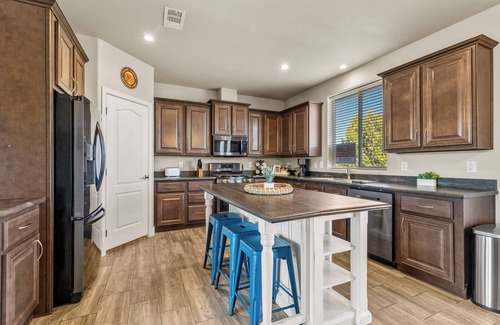 Williams House | Charming Cabin Close to Grand Canyon South Rim, Family Friendly, Telescope, Fun!