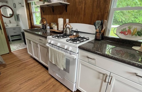 Painted Post Cabin | Charming cabin for 2 near Corning-Watkins Glen NY, quiet, great location.